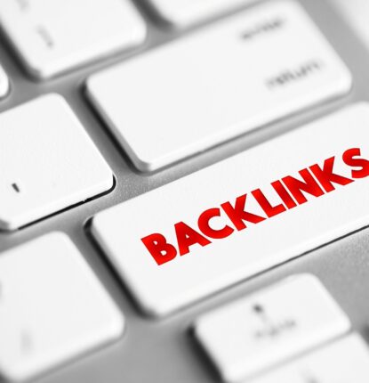 Close up of a computer keyboard with white keys and ”BACKLINKS” in red on one of the keys.